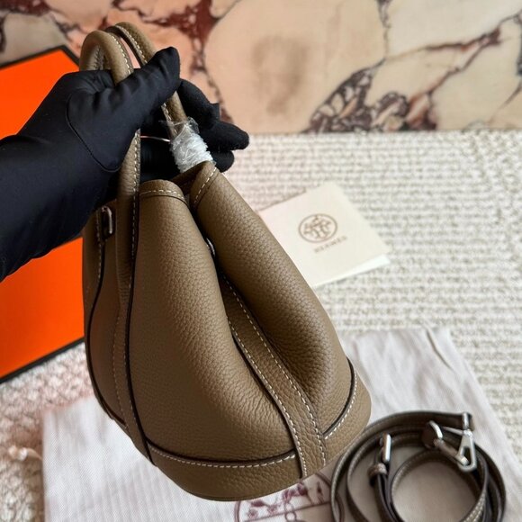 Luxury Handcrafted Leather Top Handle Bag Timeless Elegant Designer Style - Picture 3 of 8